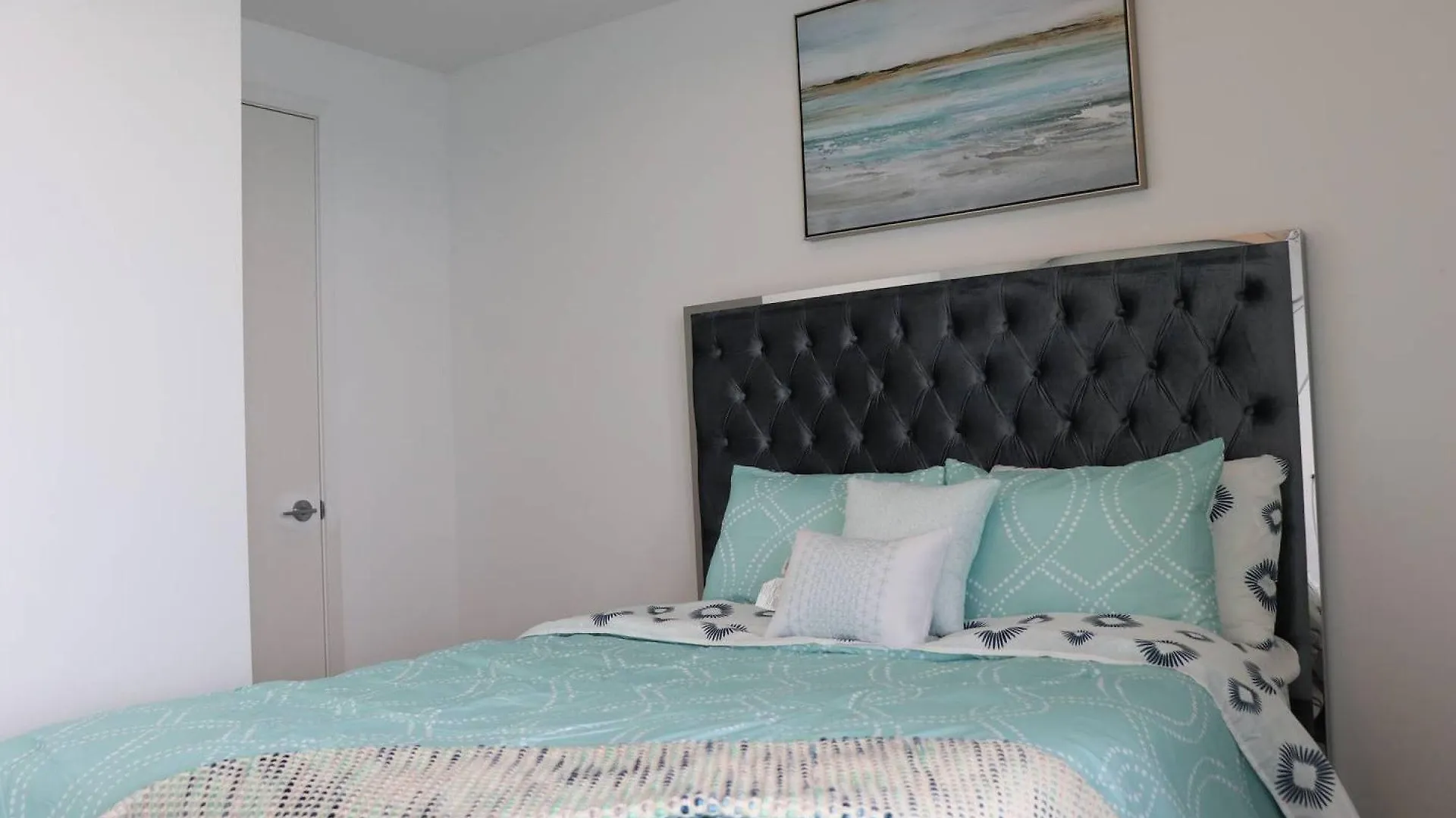 Aaira Suites Cn Tower View location