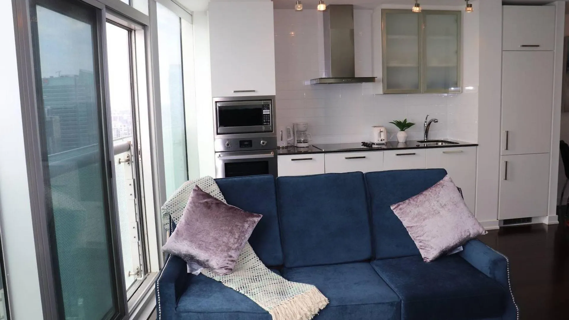 Aaira Suites Cn Tower View Toronto Apartment
